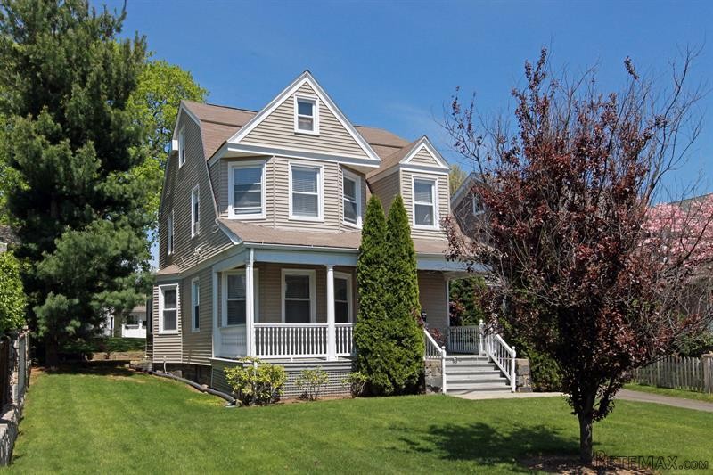 Flat For Sale: 93 E Elm Street..