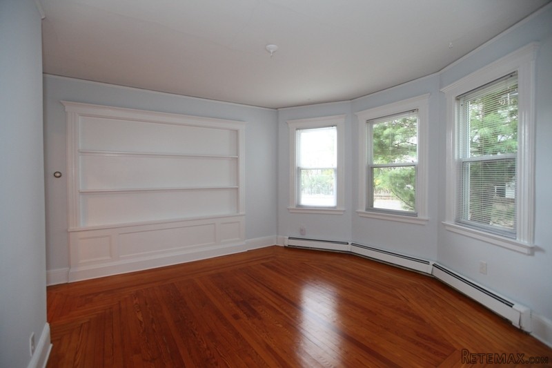 Flat For Sale: 93 E Elm Street.. - 2