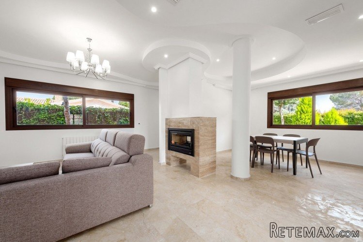 This luxury villa is located in Dehesa de Campoamor, one of.. - 2