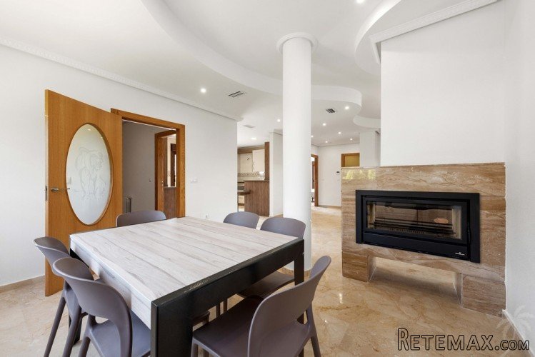 This luxury villa is located in Dehesa de Campoamor, one of.. - 3