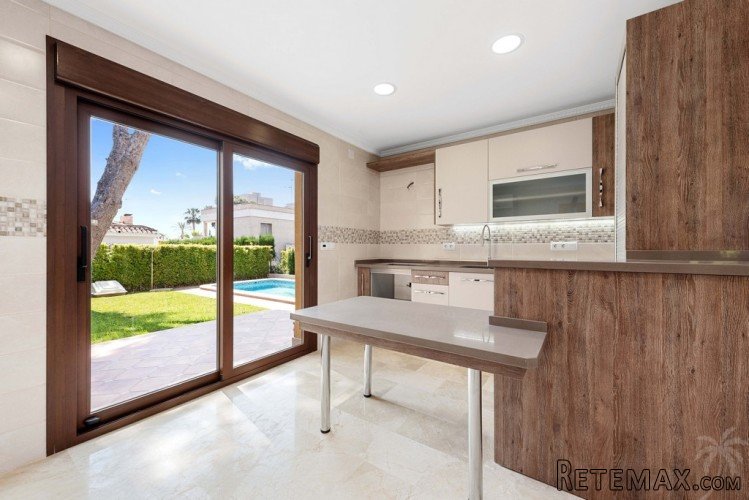 This luxury villa is located in Dehesa de Campoamor, one of.. - 4