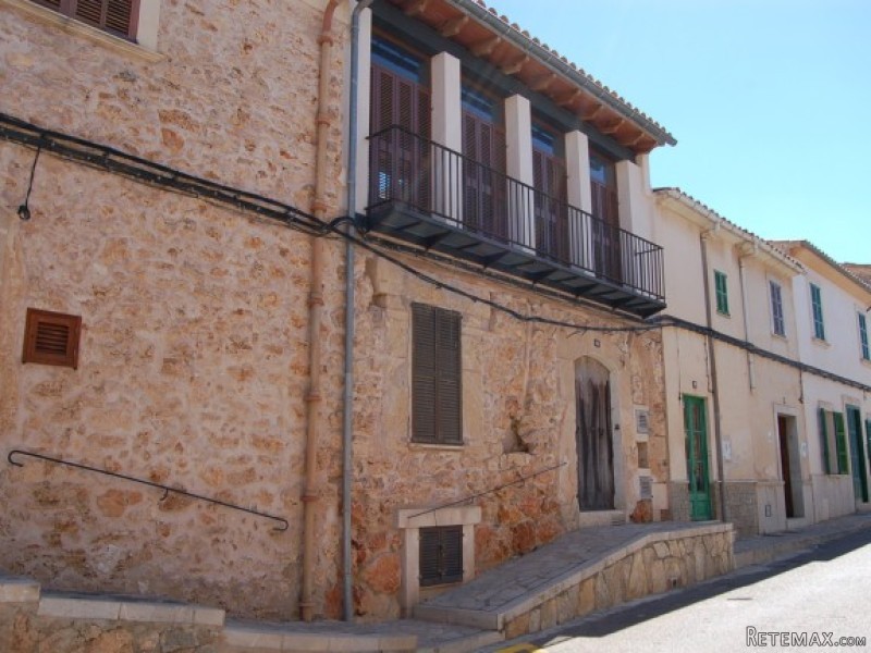 Beautiful Townhouse To Be Reformed In..