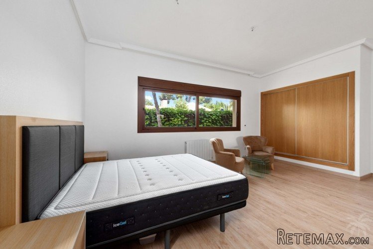 This luxury villa is located in Dehesa de Campoamor, one of.. - 6