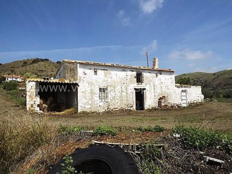 A potentially lovely and large 3 bed, 2 bath country.. - 8