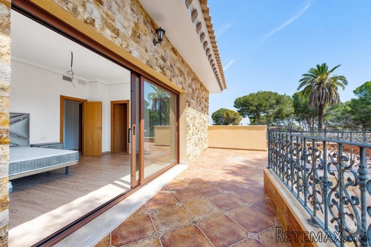 This luxury villa is located in Dehesa de Campoamor, one of.. - 8