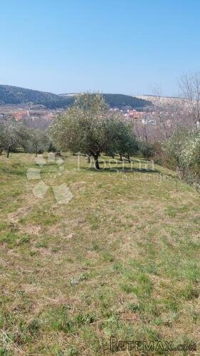 Građevinski teren površine 596m2. Lopar