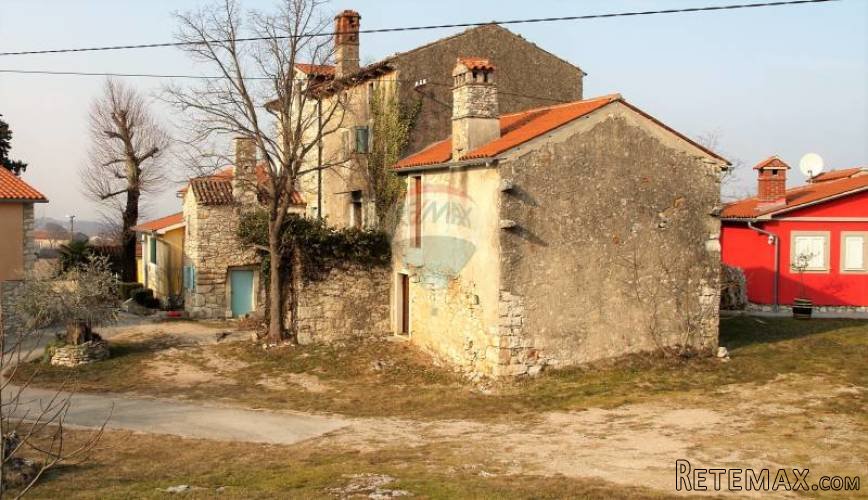 KAMENA KUĆA ZA ADAPTACIJU SA IMANJEM I ŠUMOM