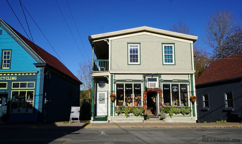 4 bedroom House For Sale: 525 Main.. - 2
