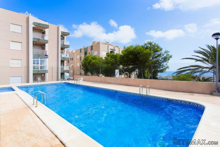Encantador apartamento de 2 dormitorios con vistas al mar..