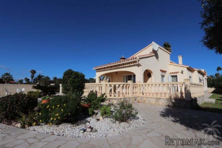 Charming villa built in 1995 on a flat plot of 980m2 with.. - 2