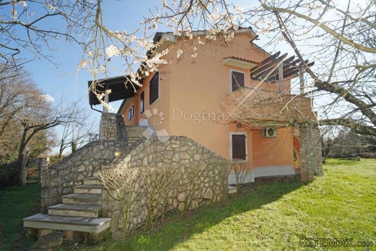BRTONIGLA, KUĆA SA 2.500M2 GRAĐEVINSKOG ZEMLJIŠTA - 3