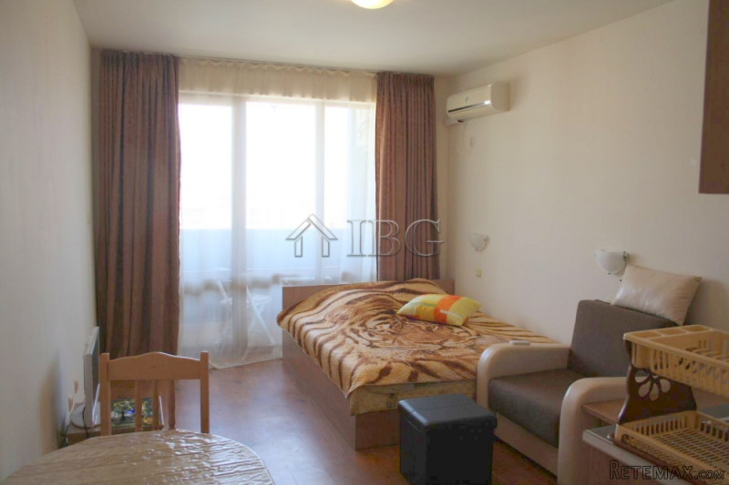 Studio with pool, mountain and SEA view..