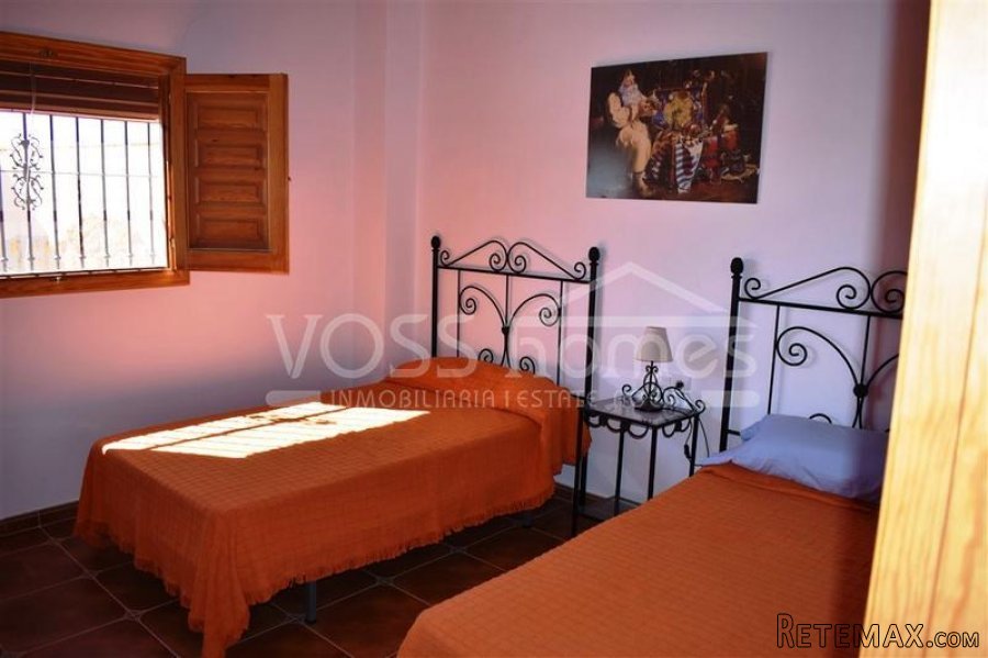 A lovely 4 bedroom, 1 bathroom Country House of 230m2 with.. - 9