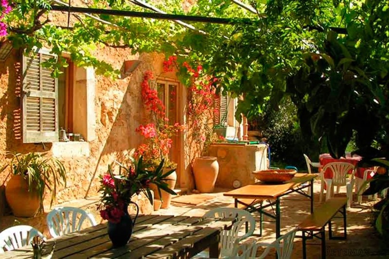 Charming finca with great views to the..