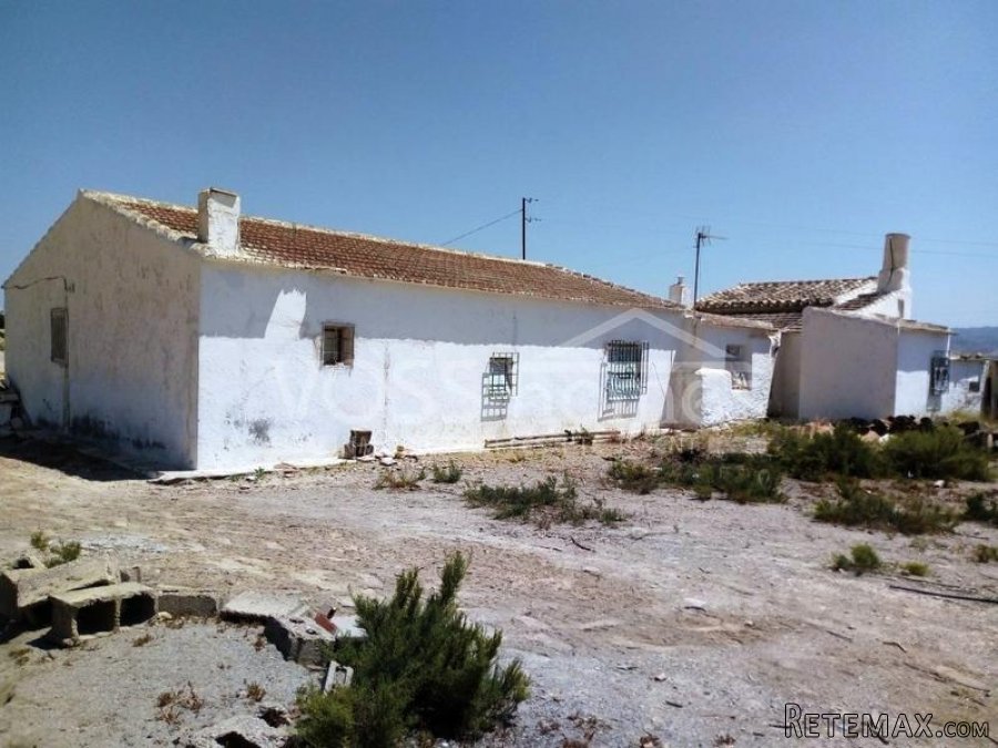 Huge country house with garage of approx 250m2 and.. - 2