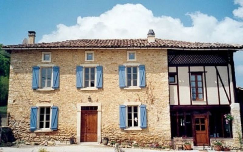 Beautifully Renovated 5 Bedroom Village..