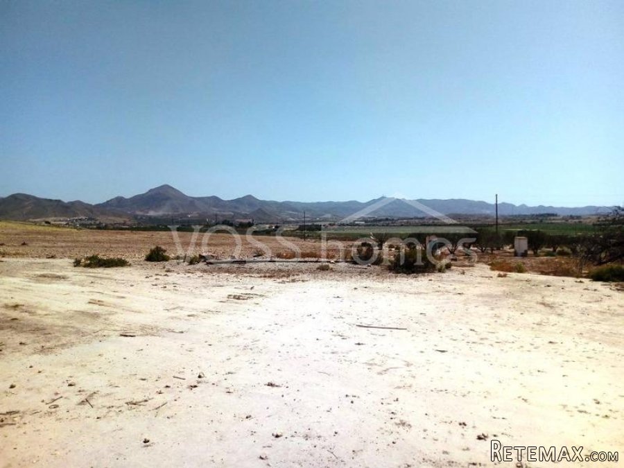 Huge country house with garage of approx 250m2 and.. - 3