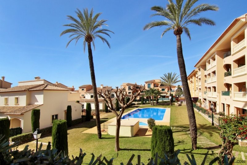 Magnificent semi-detached villa on one..