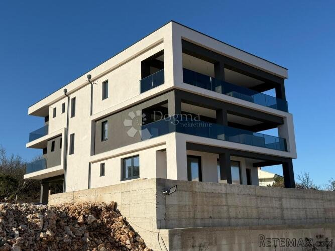 OTOK KRK VRBNIK- LUKSUZNI APARTMAN NA PRVOM KATU ODLIČNE NOV