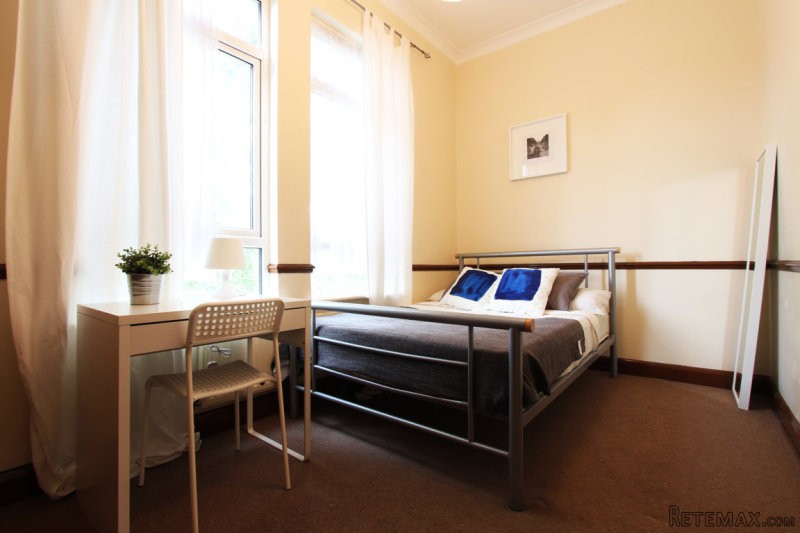 Single with double bed near Stratford..