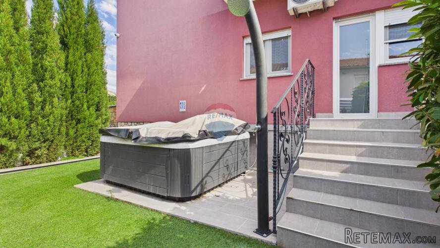 Istra- Barbariga - kuća s dva stana, bazenom i pogledom na m - 2