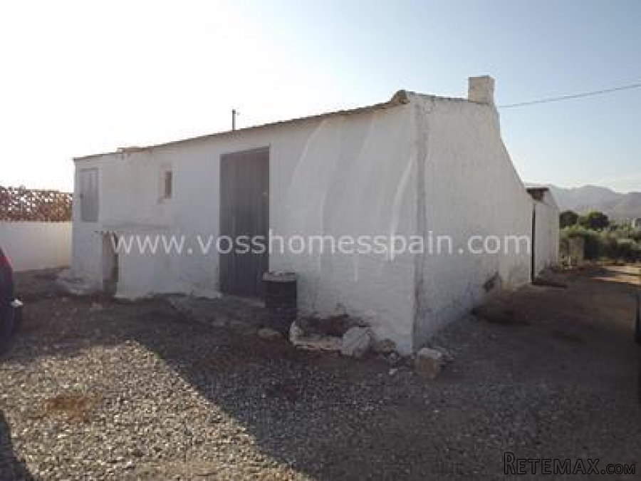 A semi detached, country house of 80m2 in need of reforming.. - 2