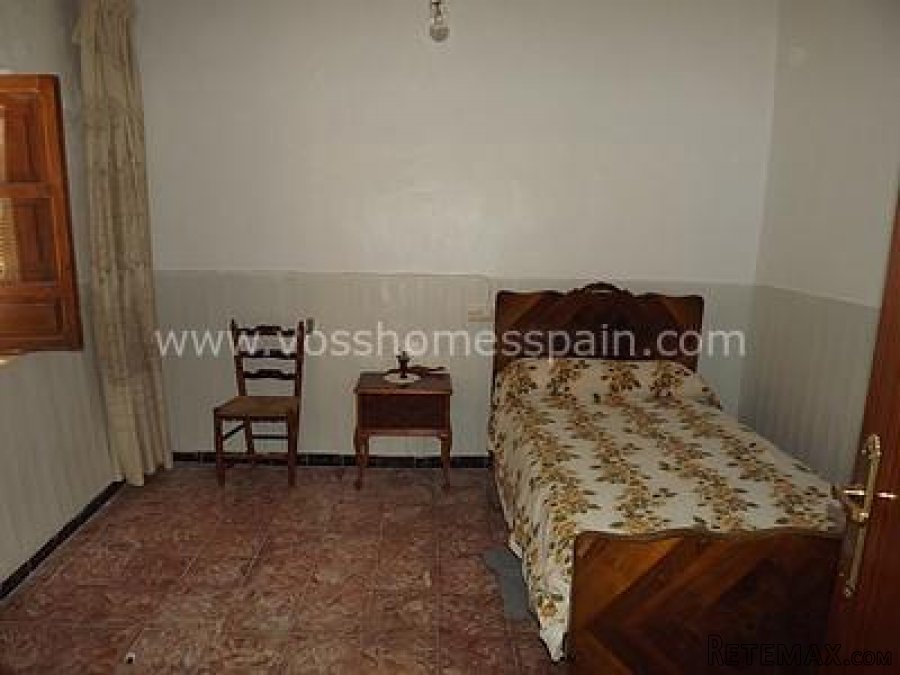 A semi detached, country house of 80m2 in need of reforming.. - 3