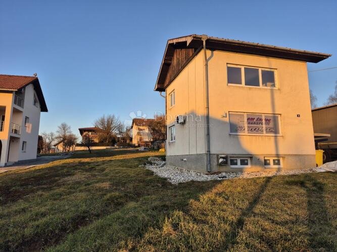 Katnica s prostranim građevinskim zemljištem u samom centru - 3