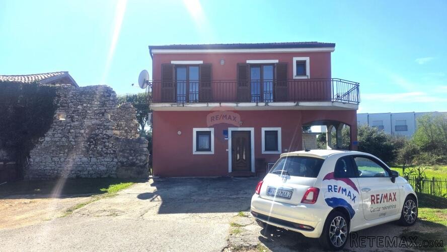 Istra,Umag-Dvije kuće s dozvolom za gradnju 6 stanova
