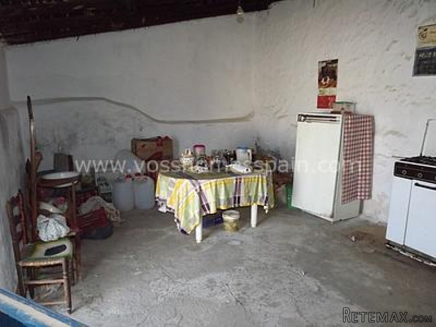 A semi detached, country house of 80m2 in need of reforming.. - 8