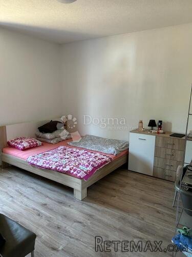 KUĆA DVA STANA + VRT I GARAŽA - PULA - 2