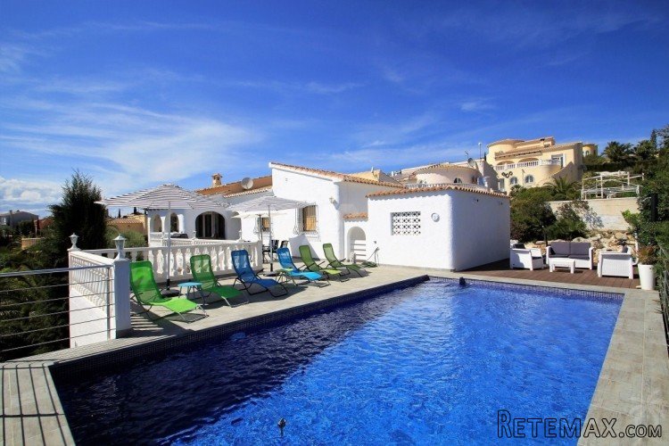 This beautiful recently reformed villa situated at a short.. - 2