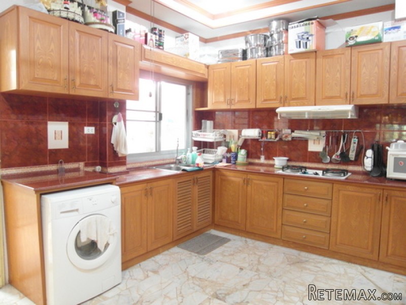 Beautiful 5-bedroom pool home in..