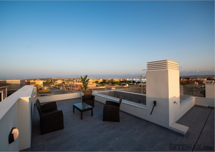 Extraordinary villa in Los Montesinos. The house has three.. - 4