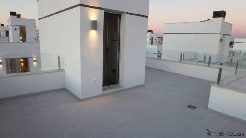 3 Bedroom 3 Bathroom Villa In Ciudad.. - 2