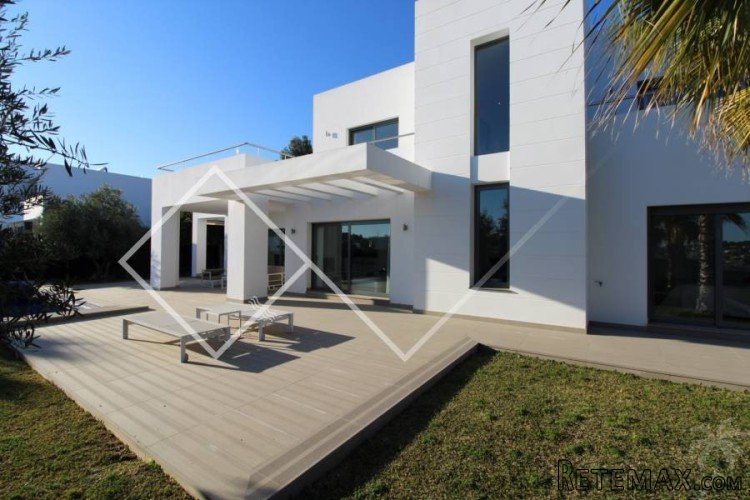 Recently constructed, South facing (2013) villa situated on.. - 2