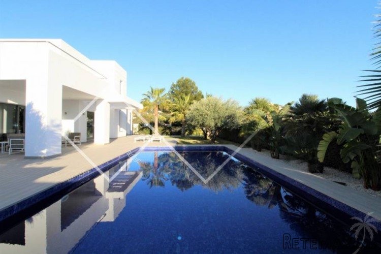 Recently constructed, South facing (2013) villa situated on.. - 3