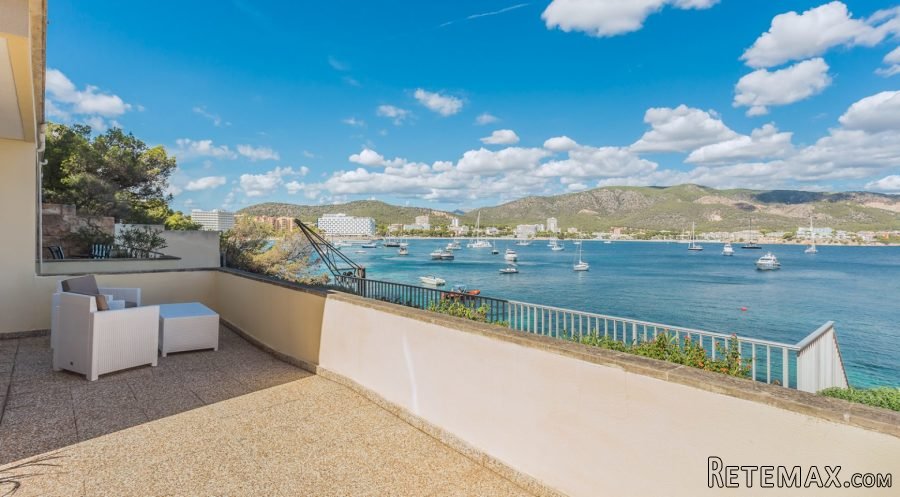 The apartment spread over 100 m2 offers 2 good sized double..