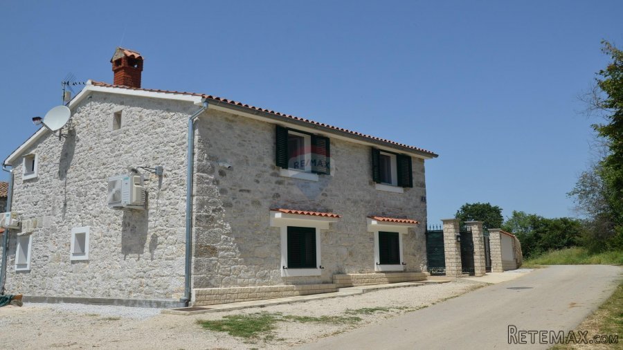 Poreč - okolica, autohtona istarska kamena kuća na rubu nase