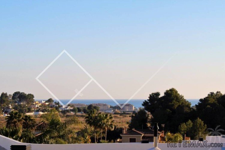 Recently constructed, South facing (2013) villa situated on.. - 4