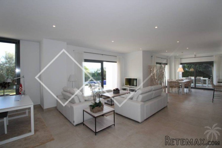 Recently constructed, South facing (2013) villa situated on.. - 5