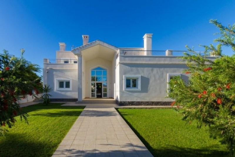 4 Bedrooms - Villa - Alicante - For Sale