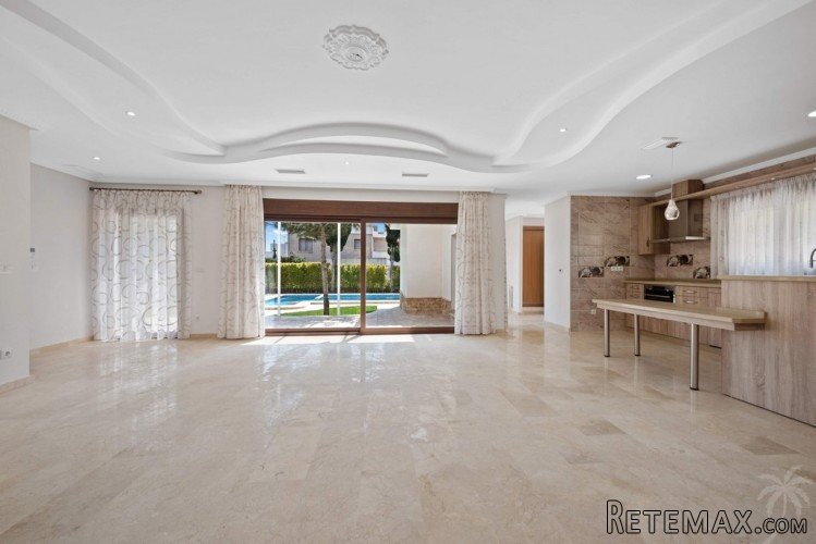 This luxury villa is located in Dehesa de Campoamor, on one.. - 2