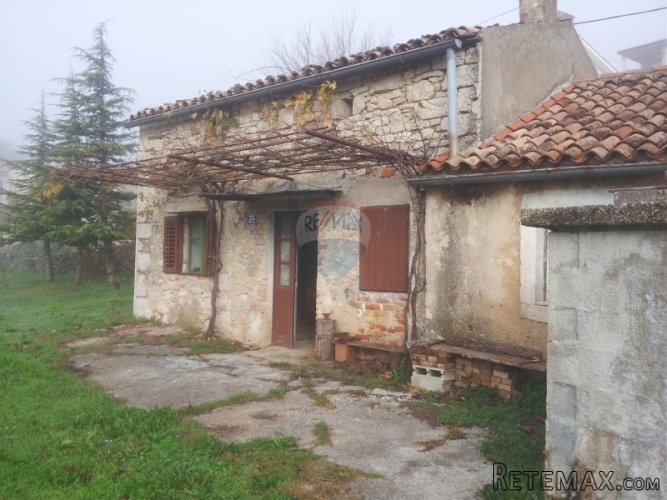 Imanje u Istri sa 2700 m2 okućnice , pogodno za izgradnju... - 2