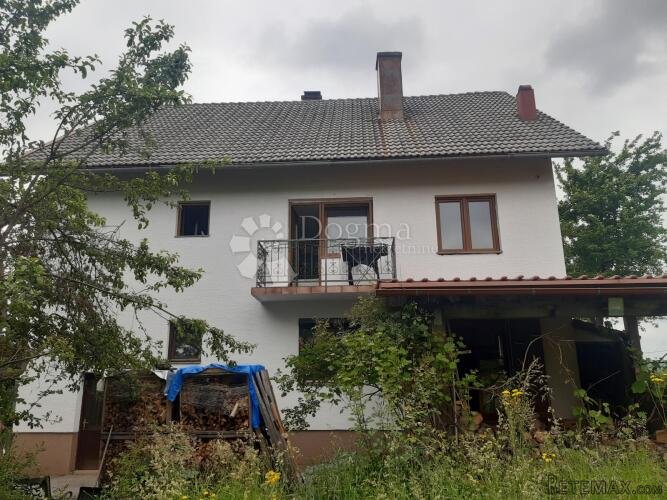 Kuća u Ogulinu sa tri etažirana stana i velikom okućnicom - 3