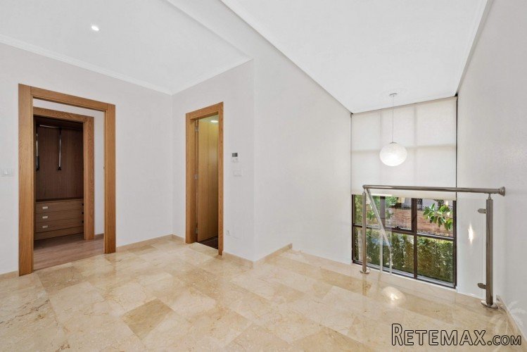 This luxury villa is located in Dehesa de Campoamor, on one.. - 4