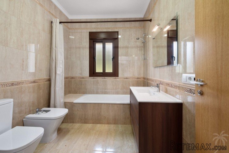 This luxury villa is located in Dehesa de Campoamor, on one.. - 5