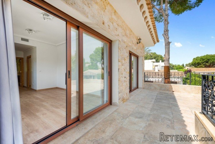 This luxury villa is located in Dehesa de Campoamor, on one.. - 8
