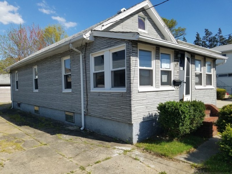89 Clement Avenue Elmont, NY, 11003.. - 2