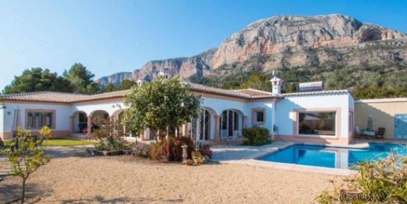 6 Bedroom 6 Bathroom Villa in Javea.